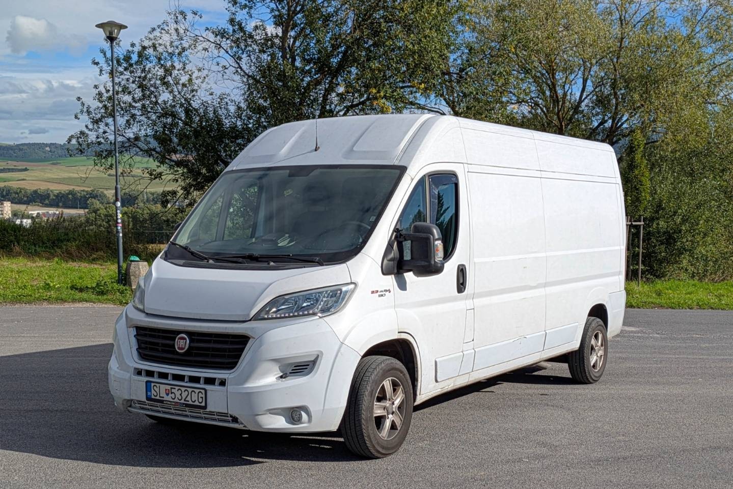 Autodoprava: Ponúkame profesionálnu autodopravu pre firmy aj jednotlivcov, zameranú na technické a špecializované prevozy. Naše vozidlá sú vybavené pre bezpečný transport materiálov, zariadení a technických komponentov.  Spoľahlivosť a presnosť – dodržujeme termíny a dbáme na bezchybnú dokumentáciu.  Technické zameranie – prepravujeme stavebný materiál, technologické zariadenia, elektroinštalačné prvky či špeciálne produkty.  Flexibilita – prispôsobíme sa vašim požiadavkám, od jednorazových prevozov až po pravidelnú spoluprácu.  Transparentné podmienky – jasné ceny, bez skrytých poplatkov.  Naša autodoprava nie je o bežnom sťahovaní, ale o technickej spoľahlivosti a profesionálnom prístupe, ktorý podporuje vaše projekty.