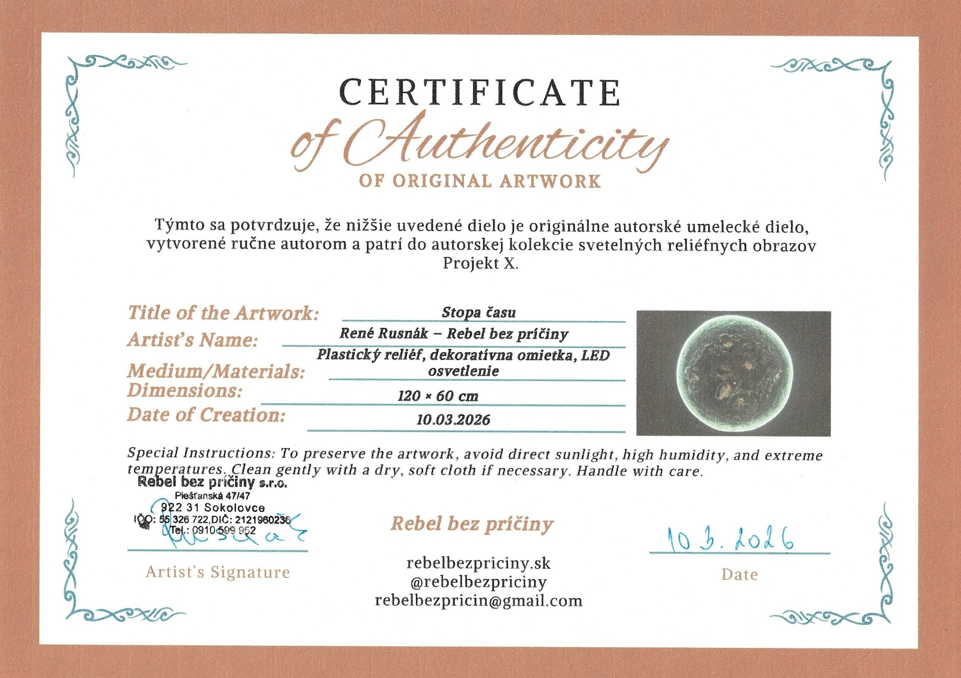 Každé dielo z kolekcie Projekt X je originál vytvorený ručne autorom. Ku každému obrazu je preto priložený certifikát pravosti, ktorý potvrdzuje jeho originalitu, autorstvo a zaradenie do autorskej kolekcie.  Certifikát obsahuje základné informácie o diele – názov, techniku, rozmer, rok vzniku a podpis autora. Každý certifikát má zároveň svoje jedinečné identifikačné číslo, ktoré umožňuje dielo evidovať a overiť jeho pravosť.  Vďaka tomu má každý obraz jasný pôvod a stáva sa autentickým umeleckým dielom s vlastným príbehom.
